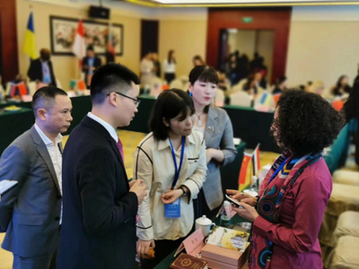 十一個一帶一路國家商務(wù)考察團來訪成都咪貝科技公司